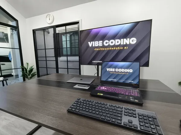 สอน Vibe Coding เชียงใหม่ - นักเรียนกำลังเขียนโค้ดด้วย AI